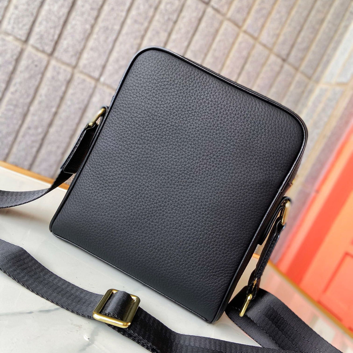 New Fashion Black V Logo Men's bagsXC052023110606
