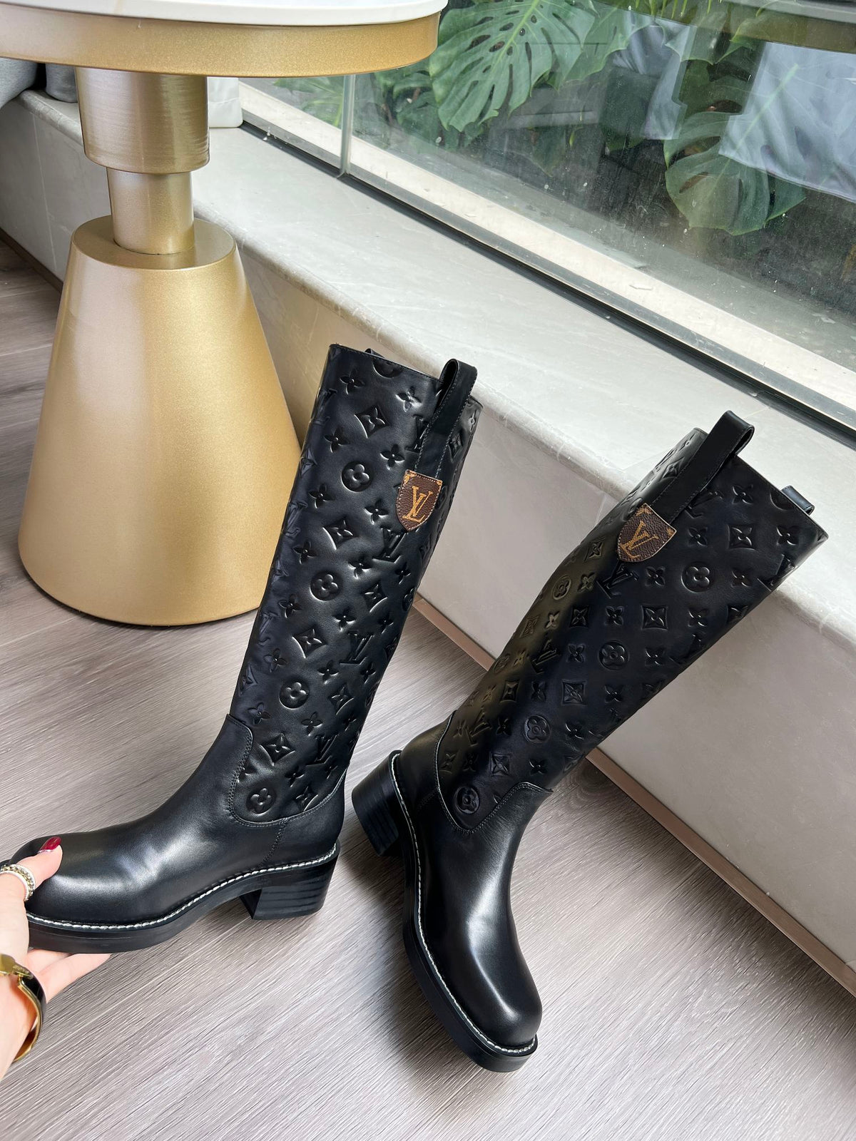 V Logo stylish embossed printed leather boots 0724101803