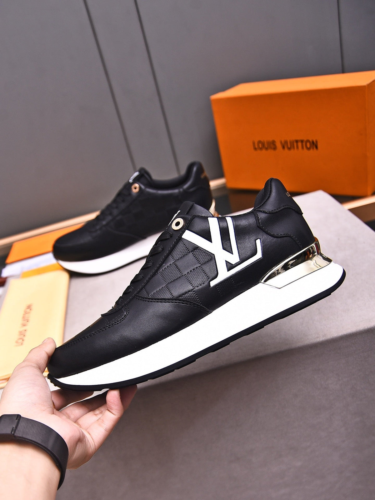 V latest luxury new rubber-soled sneakers 0724042401