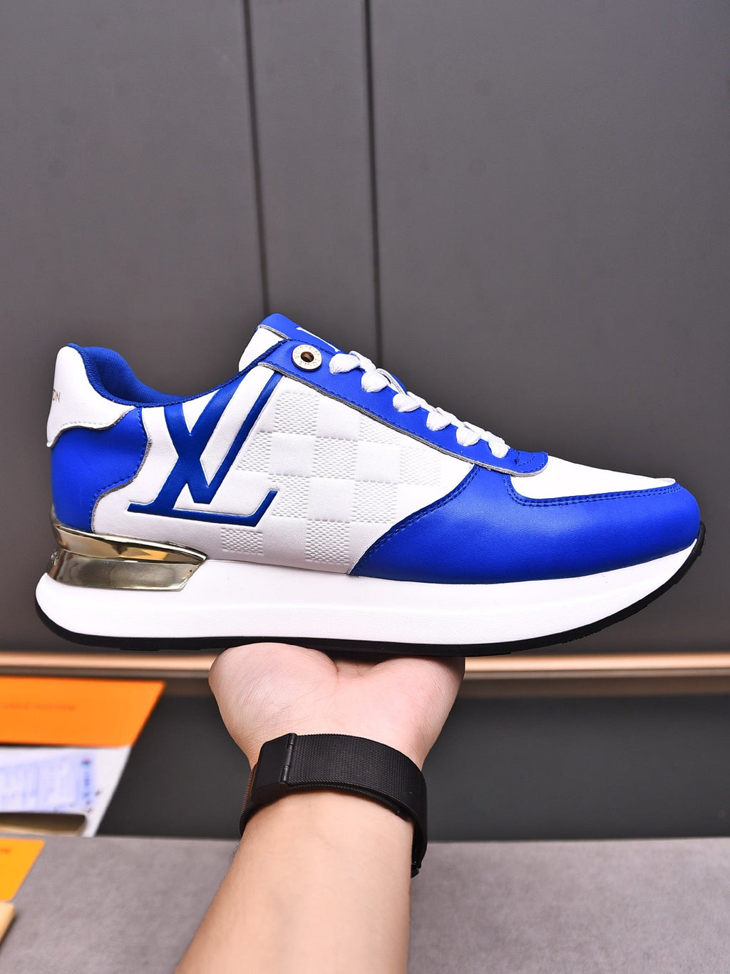 V latest luxury new rubber-soled sneakers 0724042401