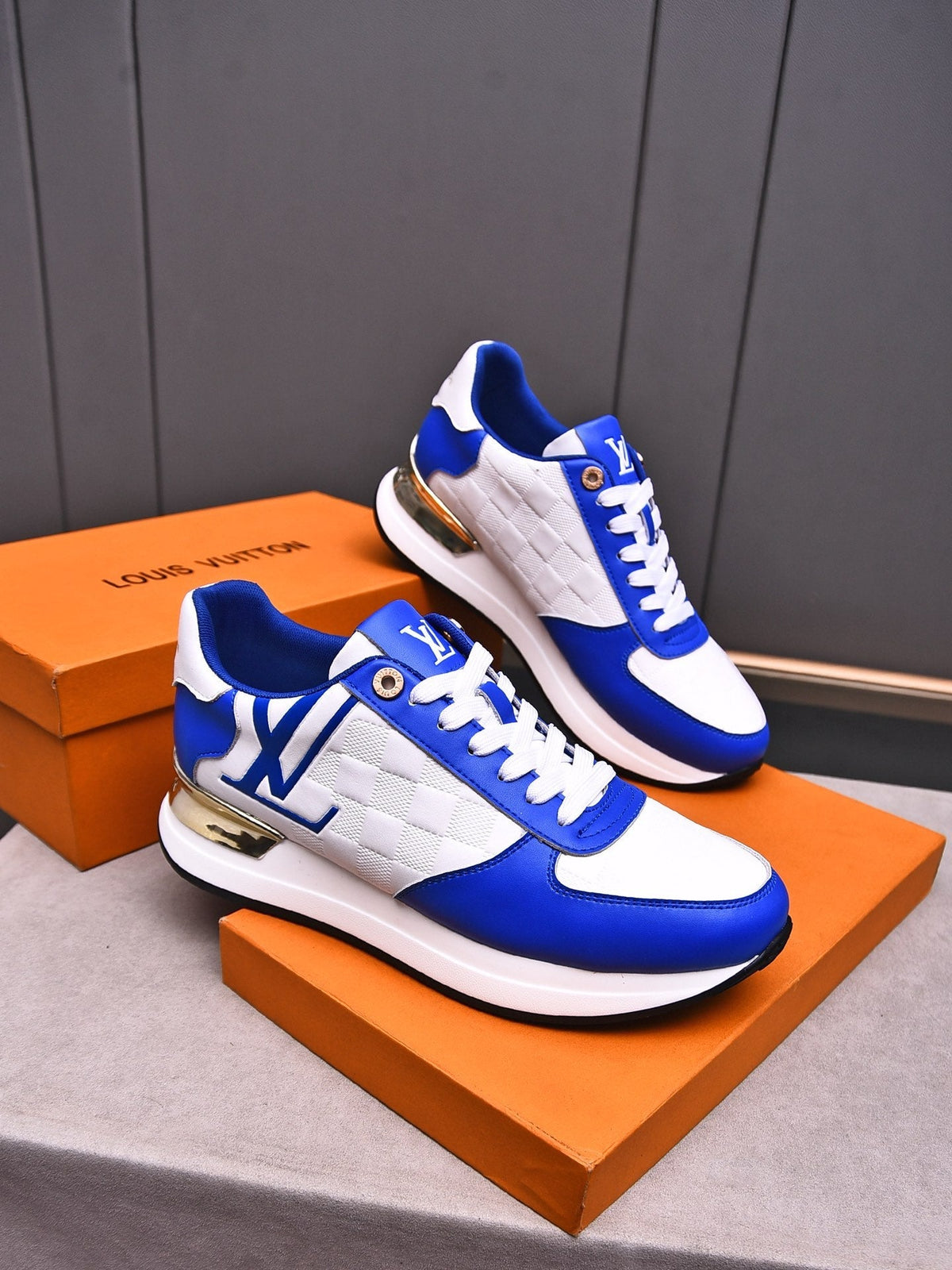 V latest luxury new rubber-soled sneakers 0724042401
