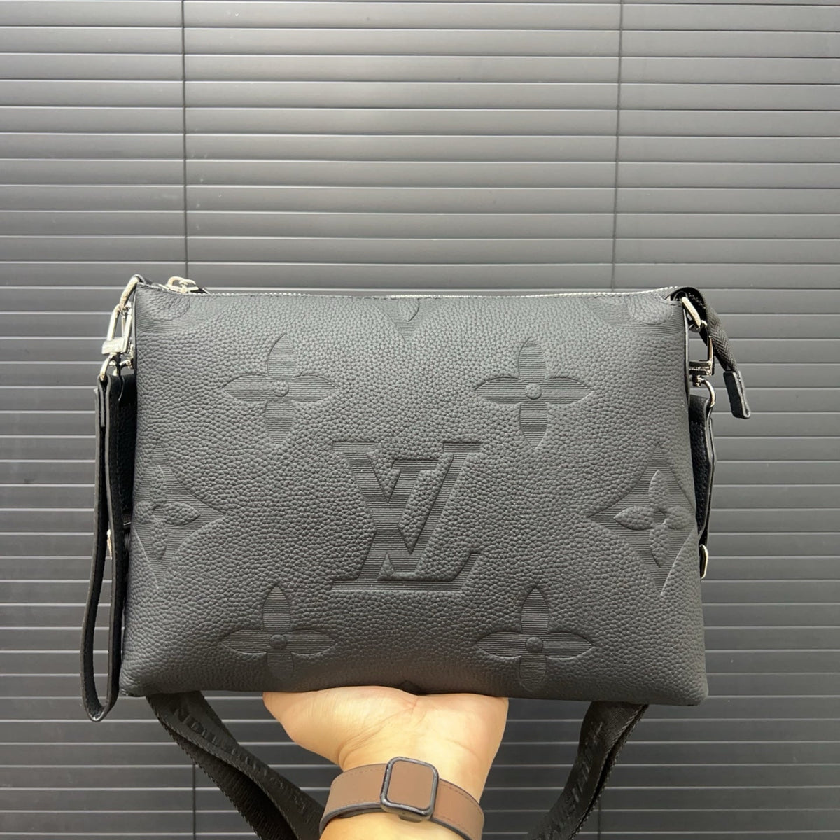 New fashion V Logo Leather Men's BagsXC052025092802